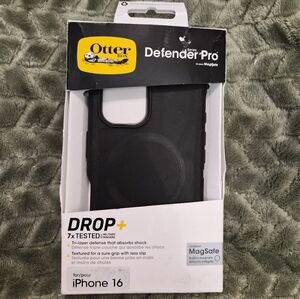 OtterBox Defender Pro Black Case for iPhone 16